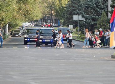 Кадр дня: автомобили высокопоставленных лиц Армении уступают дорогу пешеходам