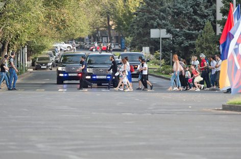 Кадр дня: автомобили высокопоставленных лиц Армении уступают дорогу пешеходам