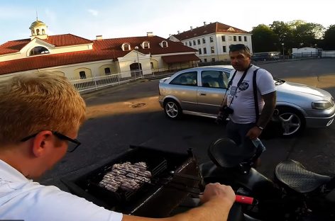 ГАИ оштрафовала мотоциклиста, который готовил шашлыки в коляске “Днепра”