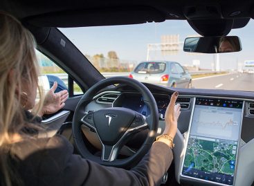 Tesla в режиме автопилота успешно проезжает на красный