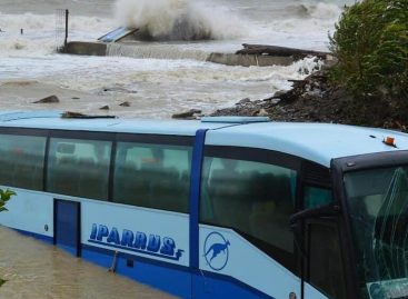 В Новороссийске селевой поток смыл в море пассажирский автобус