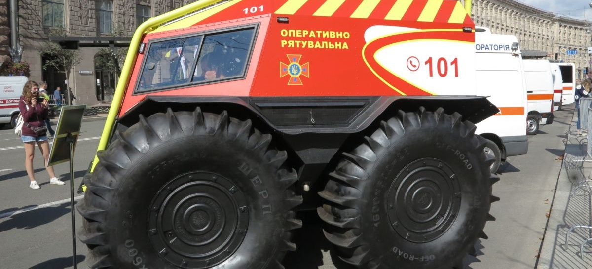 Выставка интересных автомобилей ко Дню спасателя в Украине