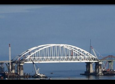Плавучий кран врезался в Крымский мост
