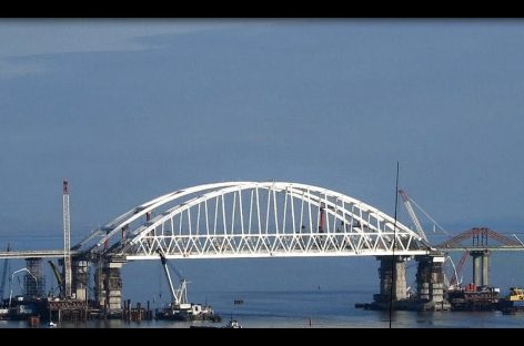 Плавучий кран врезался в Крымский мост
