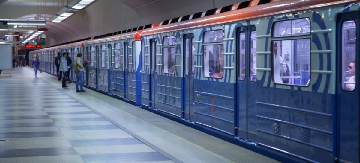 Машинисты метро начали приветствовать пассажиров, как в самолетах