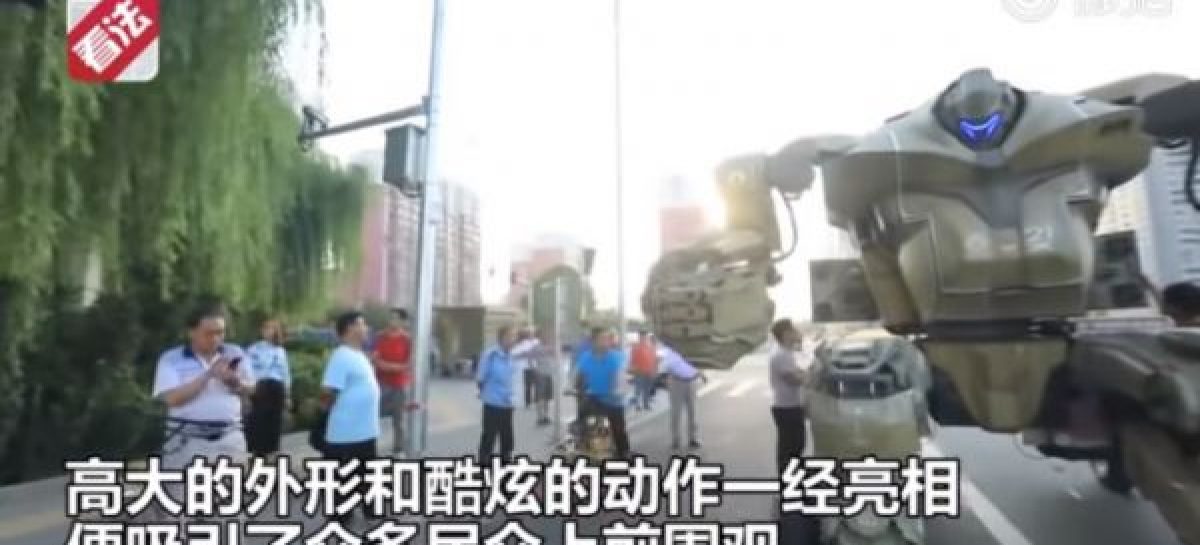 Полиция Китая разрешила выгуливать по улице огромного боевого робота