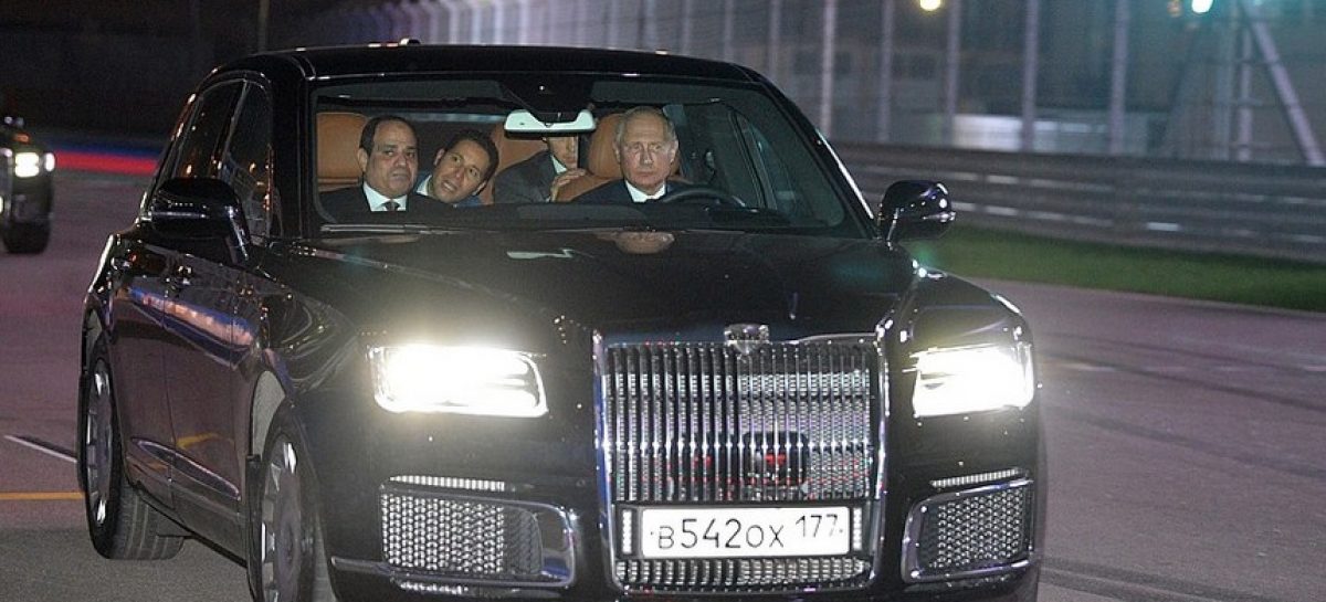 Владимир Путин прокатил лидера Египта на Aurus Senat