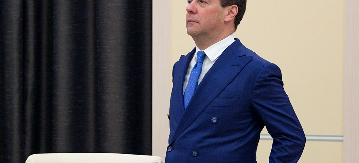 Медведев угрожает нефтяникам