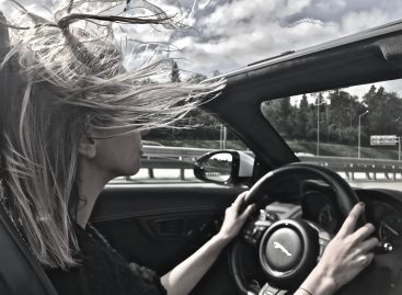 Блондинка в очках, с терьером и в кабриолете — тест-драйв Jaguar F 400 Sport Cabrio
