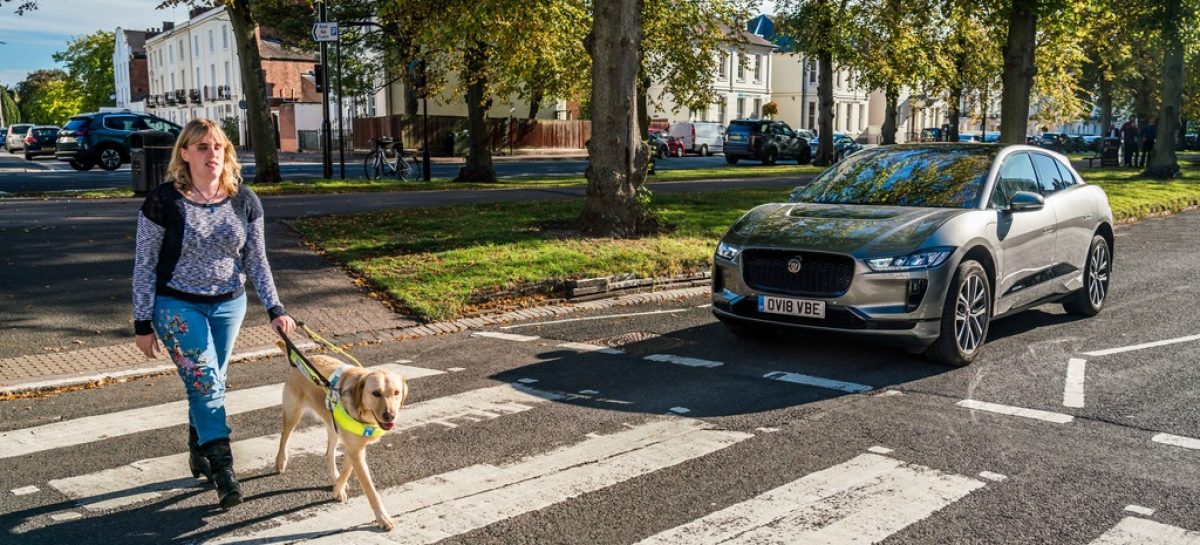Jaguar I-PACE получил систему звукового оповещения для слабовидящих пешеходов