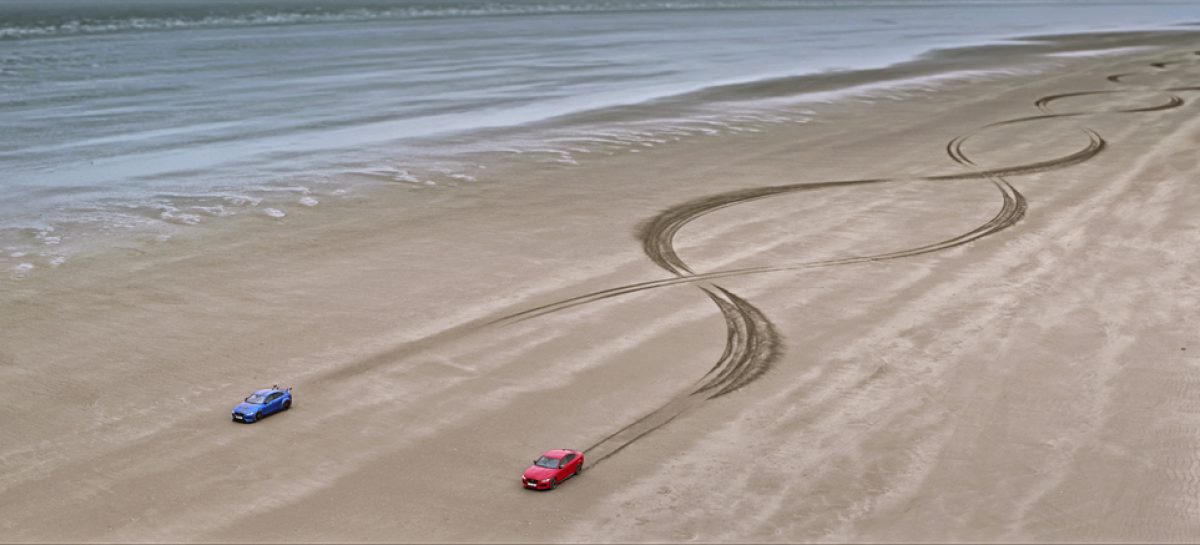 XE 300 SPORT и XE SV Project 8 оставили отпечаток в виде гигантской двойной спирали, символизирующей цепочку ДНК Jaguar, на пляже Pendine Sands в Уэльсе