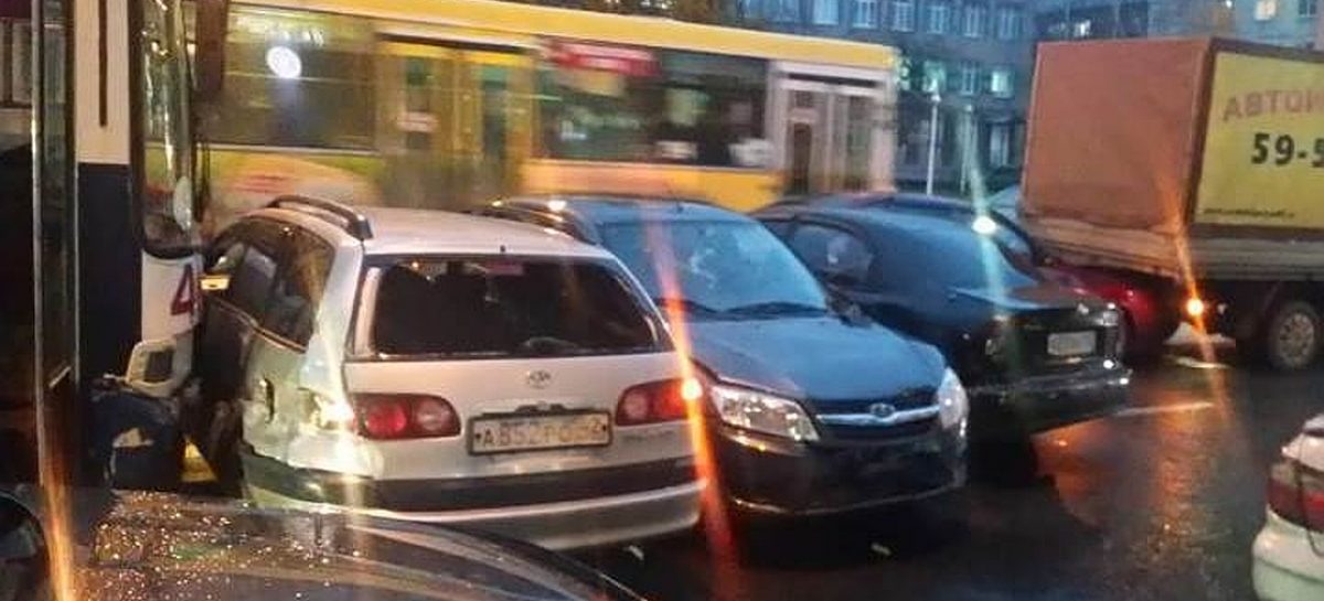 В Кемерове троллейбус протаранил восемь машин