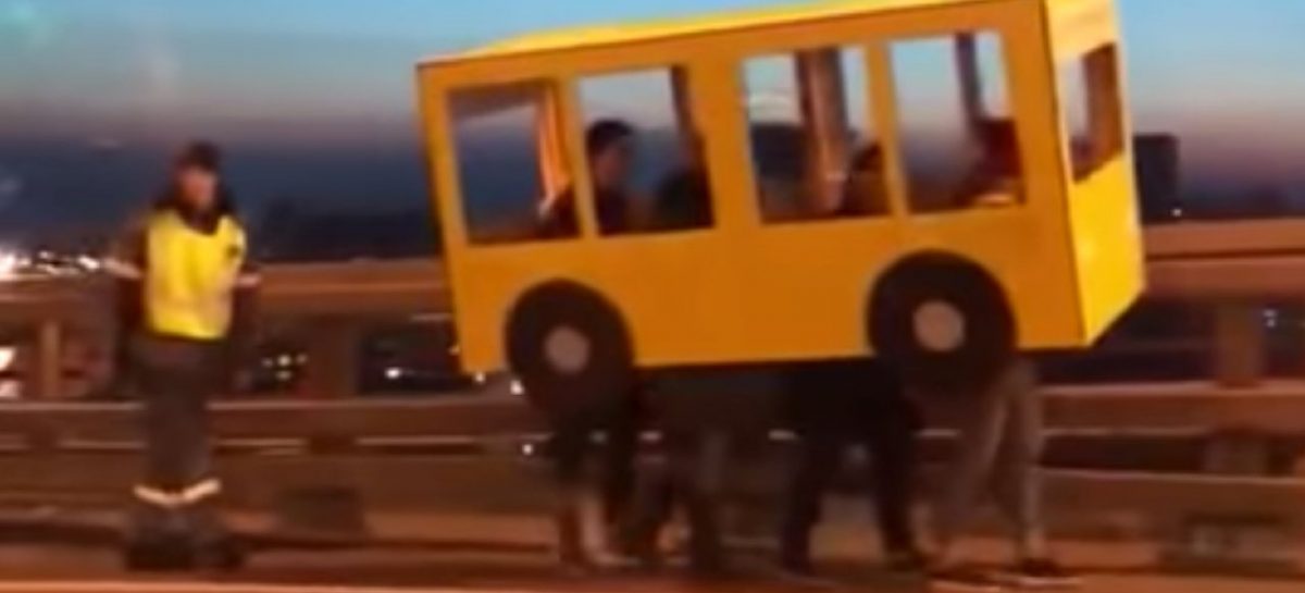 Жители Владивостока прикинулись автобусом чтобы пройти по Золотому мосту