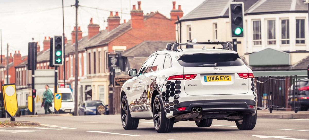 Jaguar Land Rover представляет систему GLOSA позволяющую автомобилям обмениваться данными со светофорами