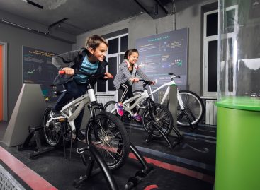 Проект BMW Group Россия Junior Campus открывает новый экспонат «Гоночный трек» в музее «Экспериментаниум»