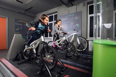 Проект BMW Group Россия Junior Campus открывает новый экспонат «Гоночный трек» в музее «Экспериментаниум»