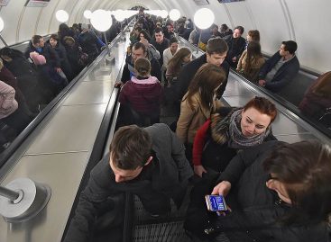 Московское метро просит пассажиров занимать обе стороны эскалатора