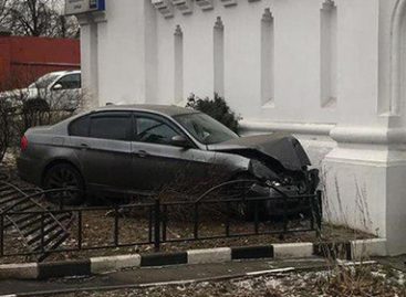 Полицейский на BMW врезался в храм