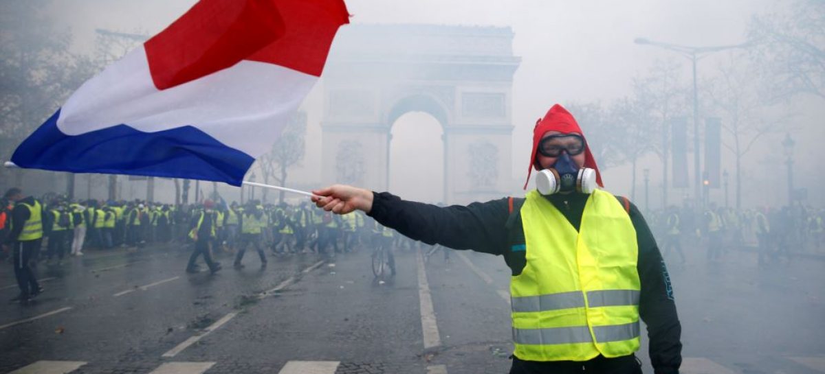 Власти Франции введут мораторий на повышение налогов на топливо для того, чтобы остановить массовые протесты в стране
