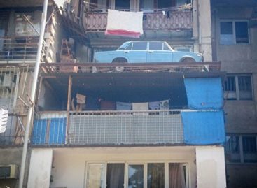 В Тбилиси сняли с балкона автомобиль, простоявший там 27 лет