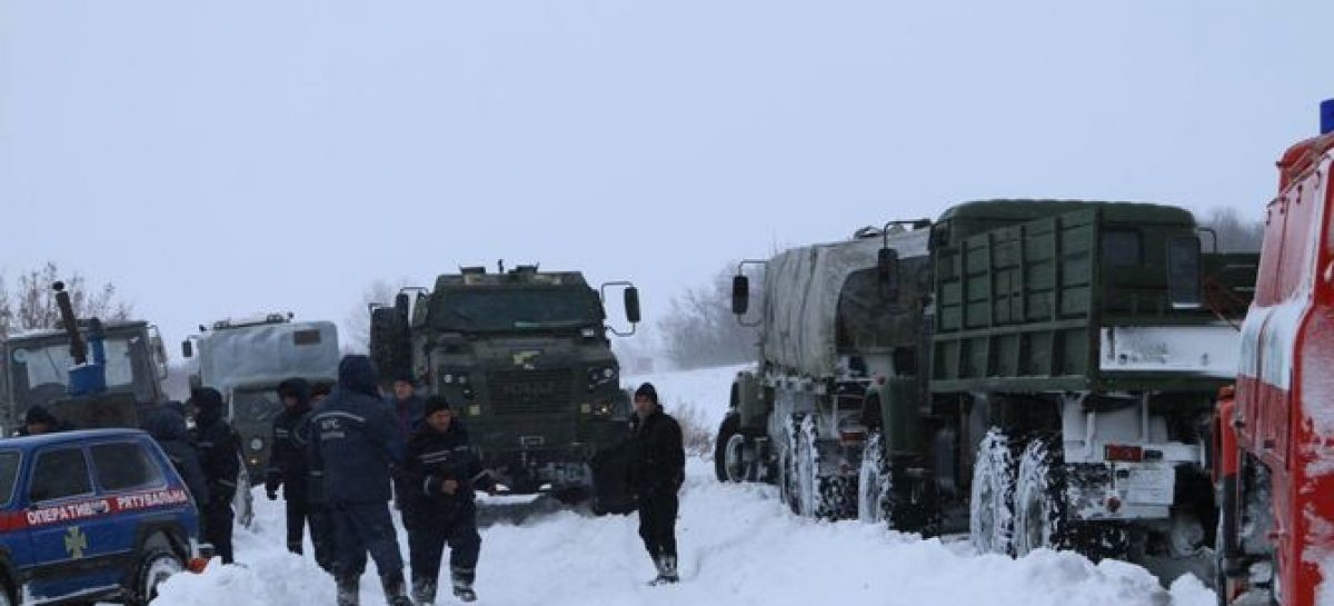 Автомобили КрАЗ спасли людей из снежного плена
