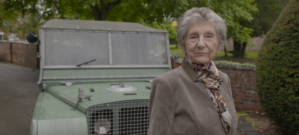 Бывшую сотрудницу прокатили на Land Rover Series 1 спустя 70 лет