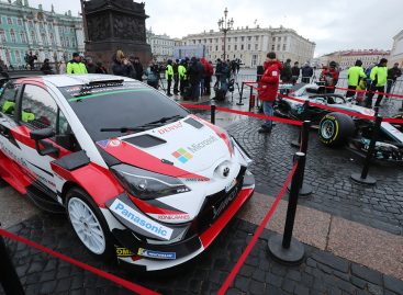 На Дворцовой площади можно сделать селфи с болидами Формулы-1 и ралли WRC