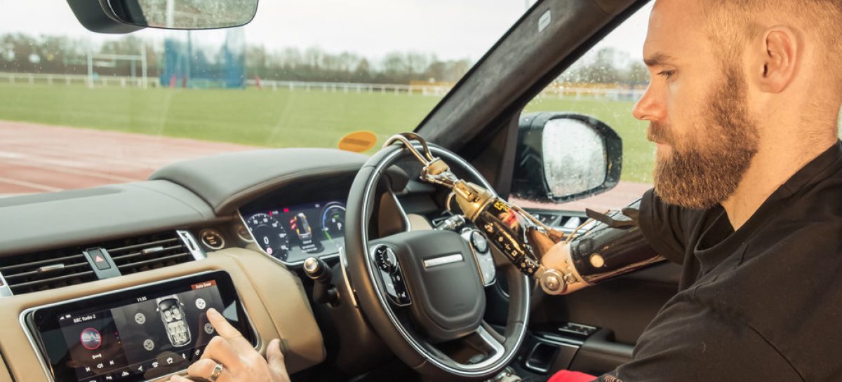 Jaguar Land Rover представляет технологию автоматического открывания дверей