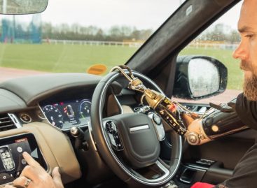 Jaguar Land Rover представляет технологию автоматического открывания дверей
