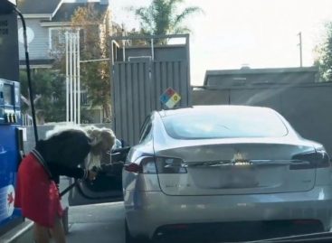 Женщина пыталась заправить электрокар Tesla бензином