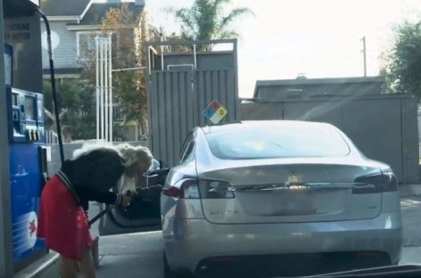 Женщина пыталась заправить электрокар Tesla бензином