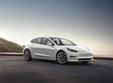 В Канаде Tesla без водителя, ехала по встречной полосе