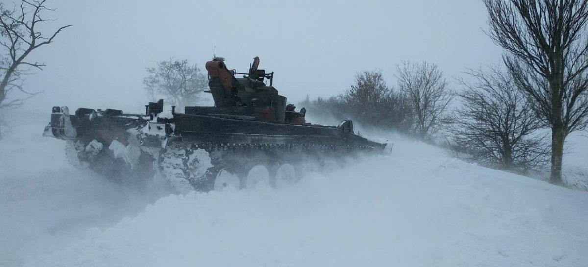 Танки расчищают улицы от снежных заносов в Волгоградской области