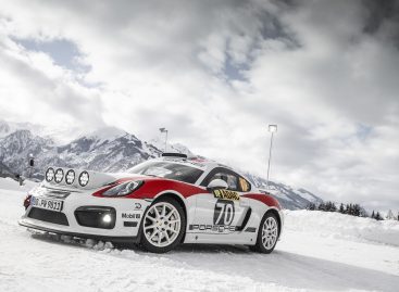 Демонстрационный заезд раллийного Porsche Cayman GT4 по снегу и льду