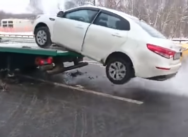 В Москве водитель решил скрыться от инспекторов и спрыгнул на авто с эвакуатора