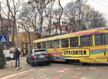 В Одессе Bentley столкнулся с трамваем