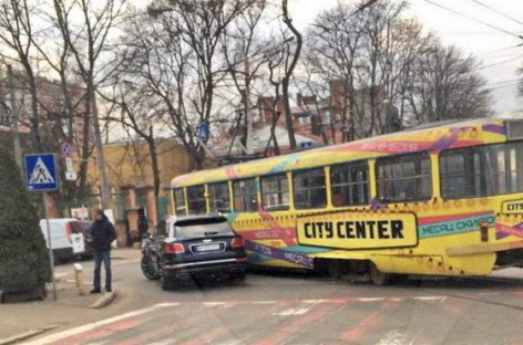 В Одессе Bentley столкнулся с трамваем