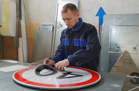 В Хабаровске началась установка дорожных знаков по новым стандартам