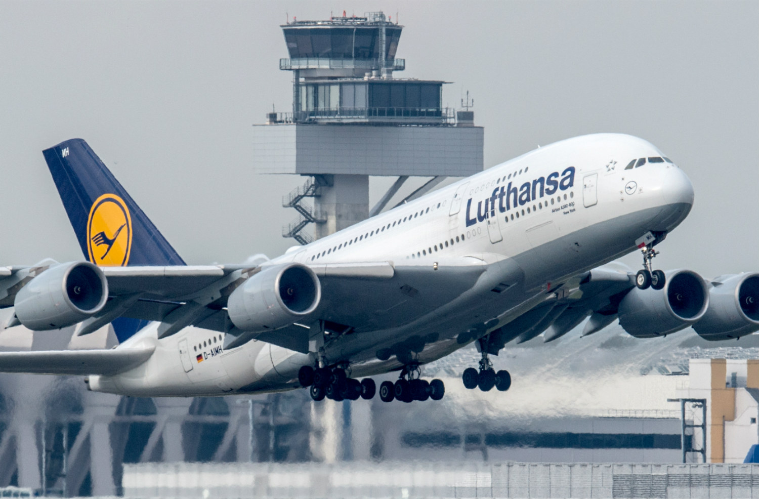Lufthansa и Swiss Air приостановили полеты в Киев
