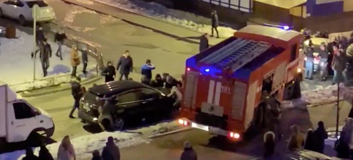 Во время пожара в Кудрово жителям многоэтажки пришлось руками перетащить машины, чтобы освободить дорогу пожарным