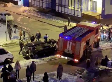 Во время пожара в Кудрово жителям многоэтажки пришлось руками перетащить машины, чтобы освободить дорогу пожарным