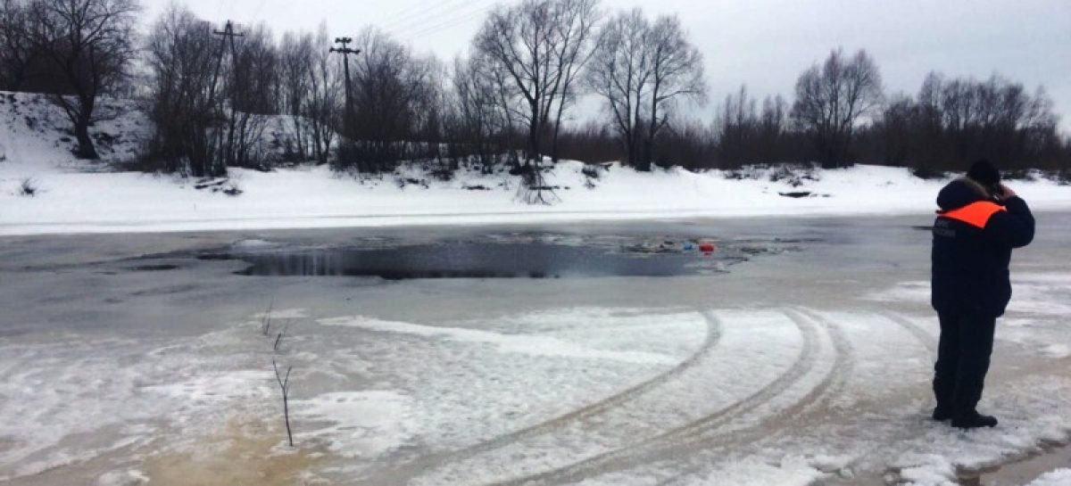 Автомобиль с мужчиной и ребенком провалился под лед в Новгородской области