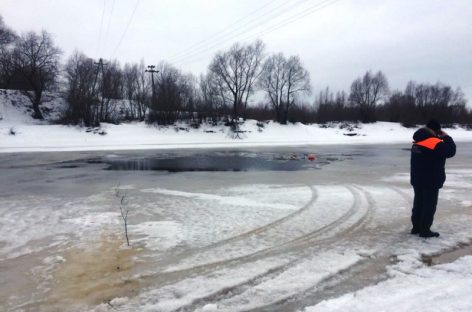 Автомобиль с мужчиной и ребенком провалился под лед в Новгородской области