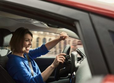 Ford выяснил, что почти каждая вторая женщина-водитель в России проверяет безопасность своих пассажиров