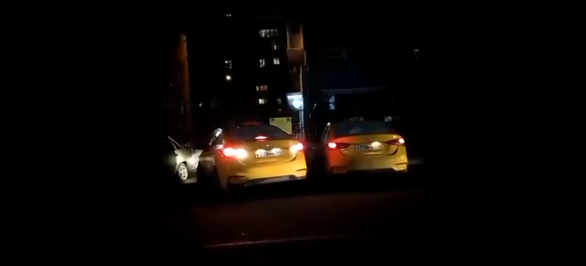 В Москве заметили две машины «Яндекс.Такси» с одинаковыми номерами