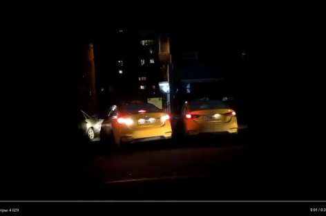 В Москве заметили две машины «Яндекс.Такси» с одинаковыми номерами