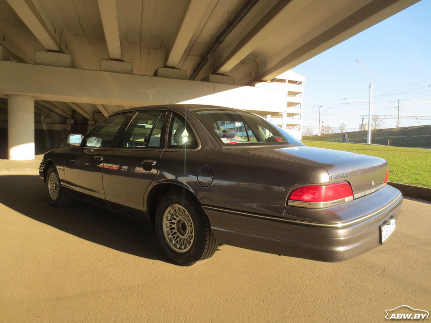 Ford_Crown_Victoria 13