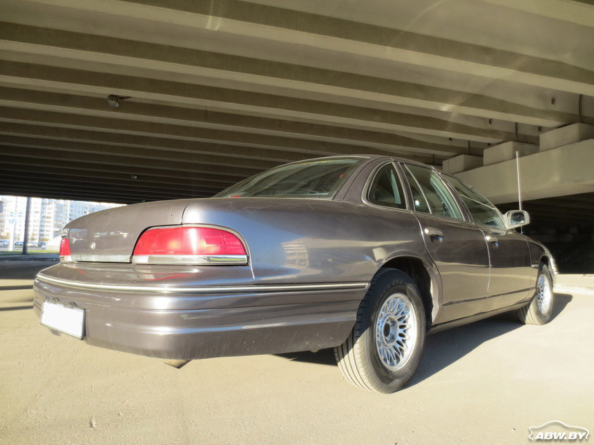 Ford_Crown_Victoria 2