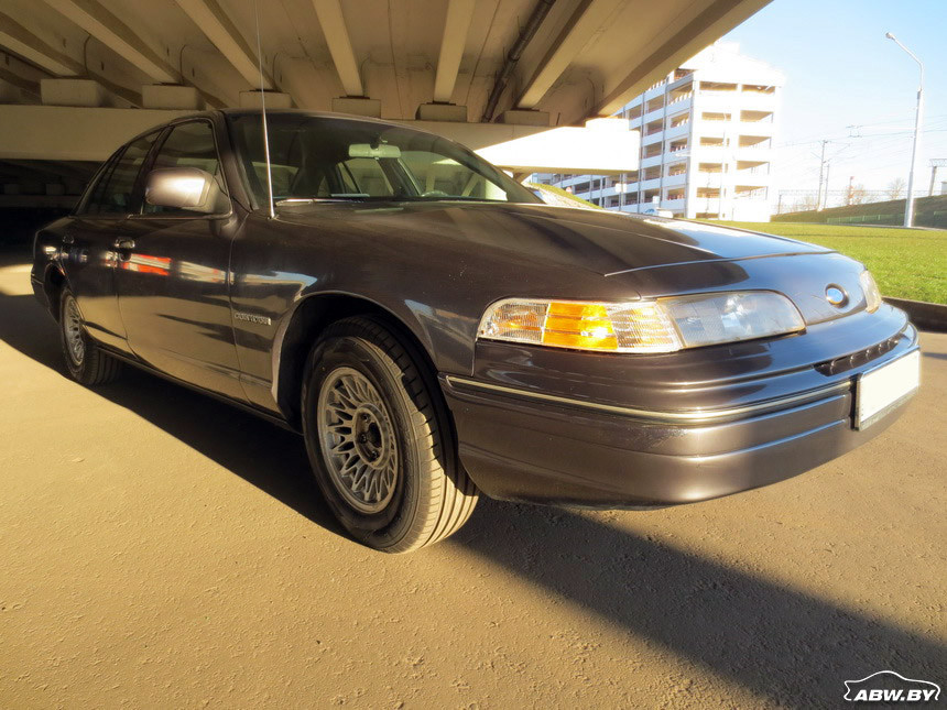 Ford_Crown_Victoria 6