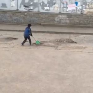 Власти Омска поблагодарили мальчика, который пытался засыпать ямы на дорогах